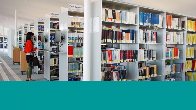 Etudiante faisant une recherche sur un poste informatique de la Collection d'Enseignement